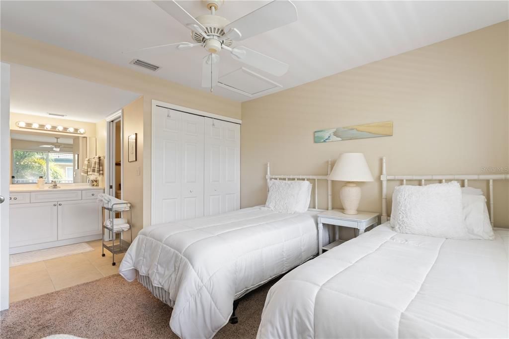 For Sale: $245,000 (2 beds, 2 baths, 1077 Square Feet)