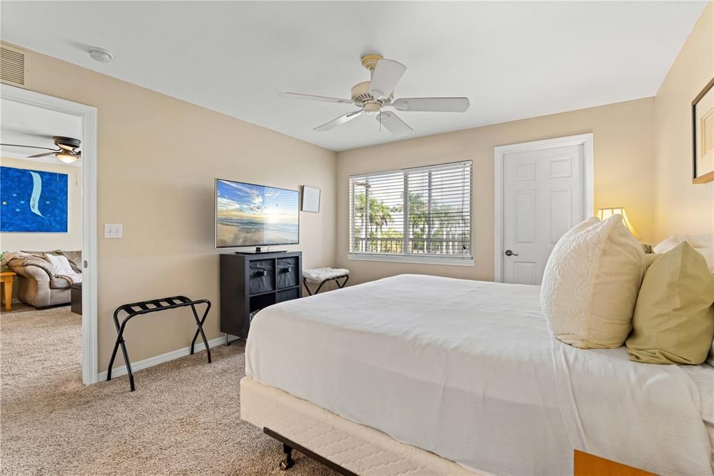 For Sale: $245,000 (2 beds, 2 baths, 1077 Square Feet)