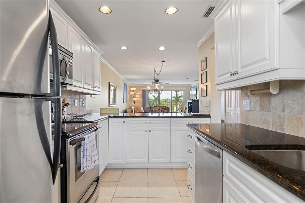 For Sale: $245,000 (2 beds, 2 baths, 1077 Square Feet)