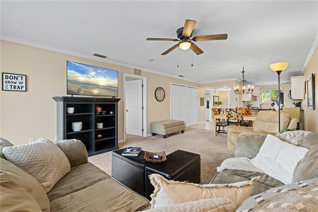 For Sale: $245,000 (2 beds, 2 baths, 1077 Square Feet)