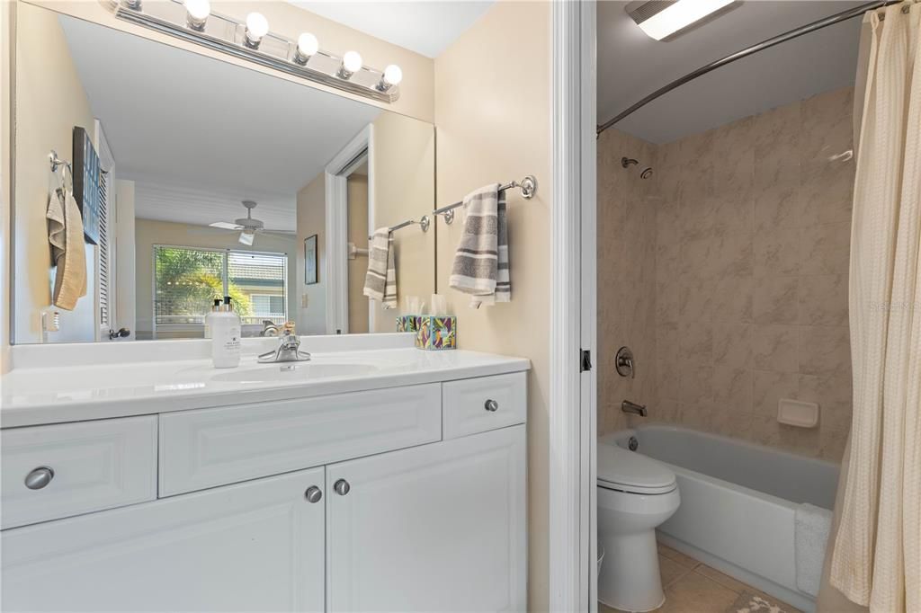 For Sale: $245,000 (2 beds, 2 baths, 1077 Square Feet)