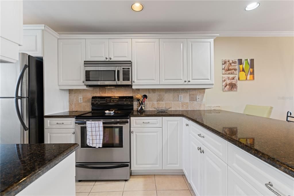 For Sale: $245,000 (2 beds, 2 baths, 1077 Square Feet)