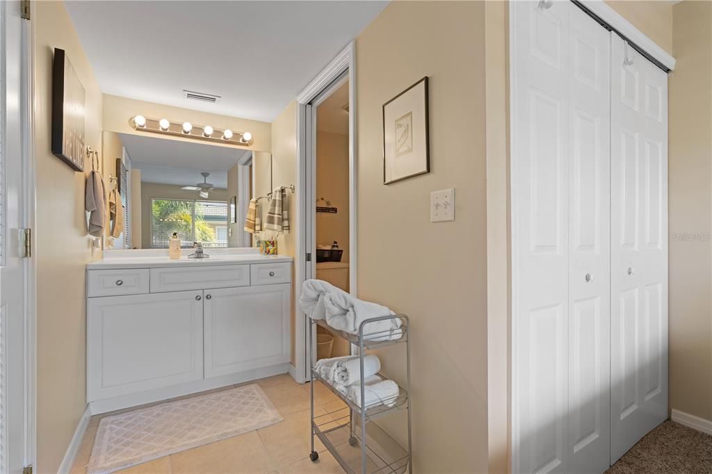 For Sale: $245,000 (2 beds, 2 baths, 1077 Square Feet)