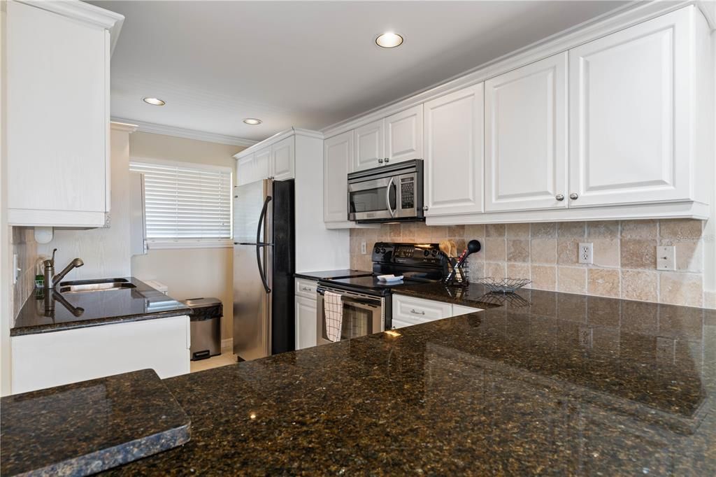 For Sale: $245,000 (2 beds, 2 baths, 1077 Square Feet)