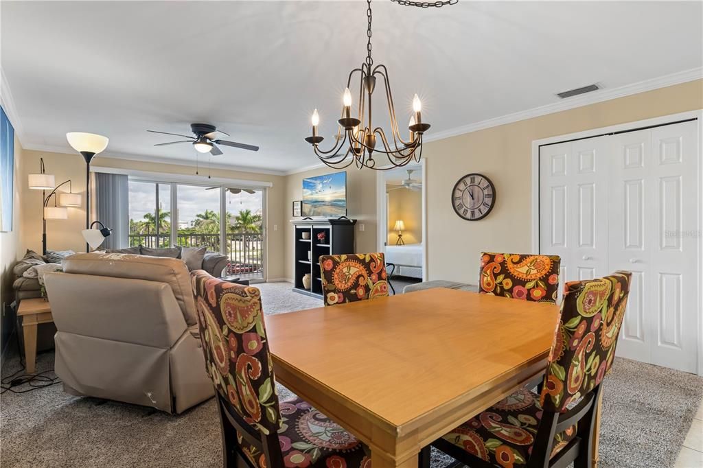 For Sale: $245,000 (2 beds, 2 baths, 1077 Square Feet)