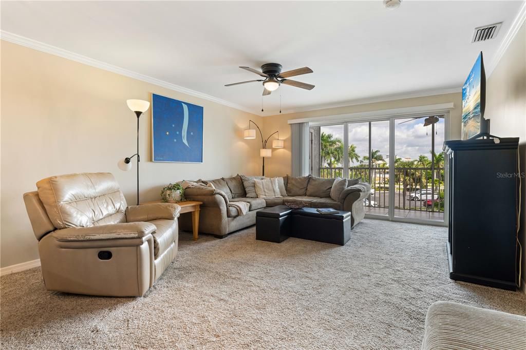 For Sale: $245,000 (2 beds, 2 baths, 1077 Square Feet)