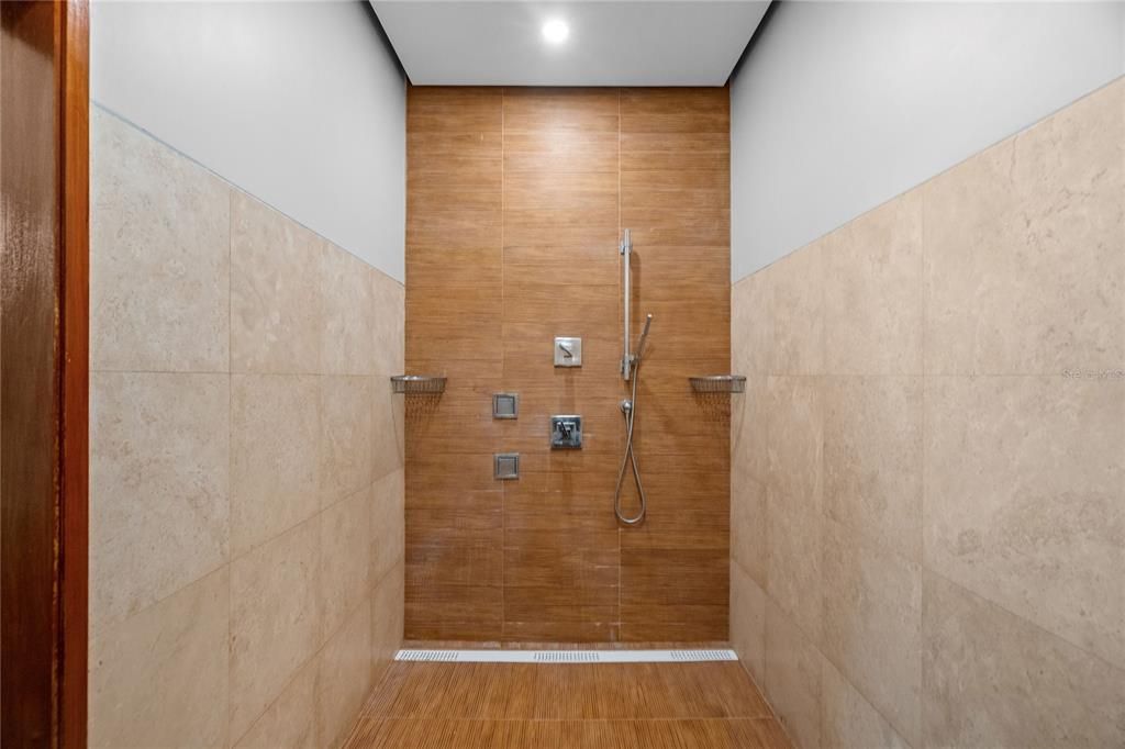 En Renta: $16,000 (5 camas, 3 baños, 3000 Pies cuadrados)