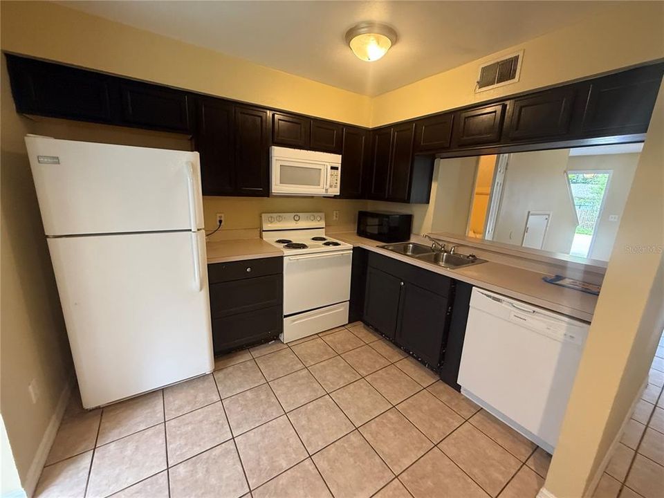 出租: $1,400 (2 贝兹, 1 浴室, 930 平方英尺)