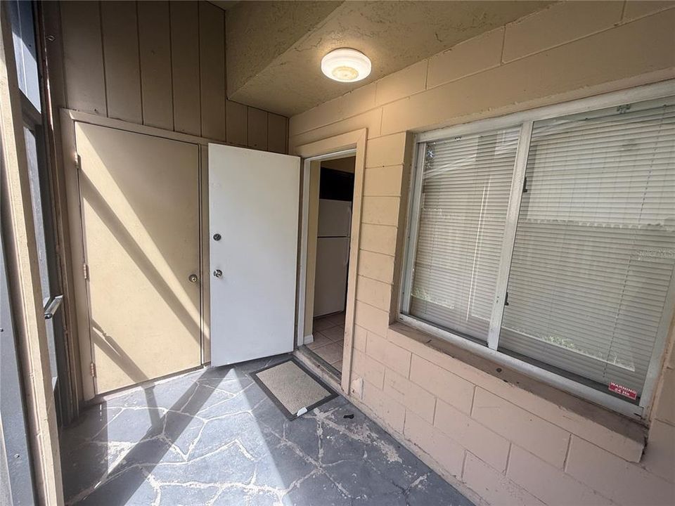 出租: $1,400 (2 贝兹, 1 浴室, 930 平方英尺)