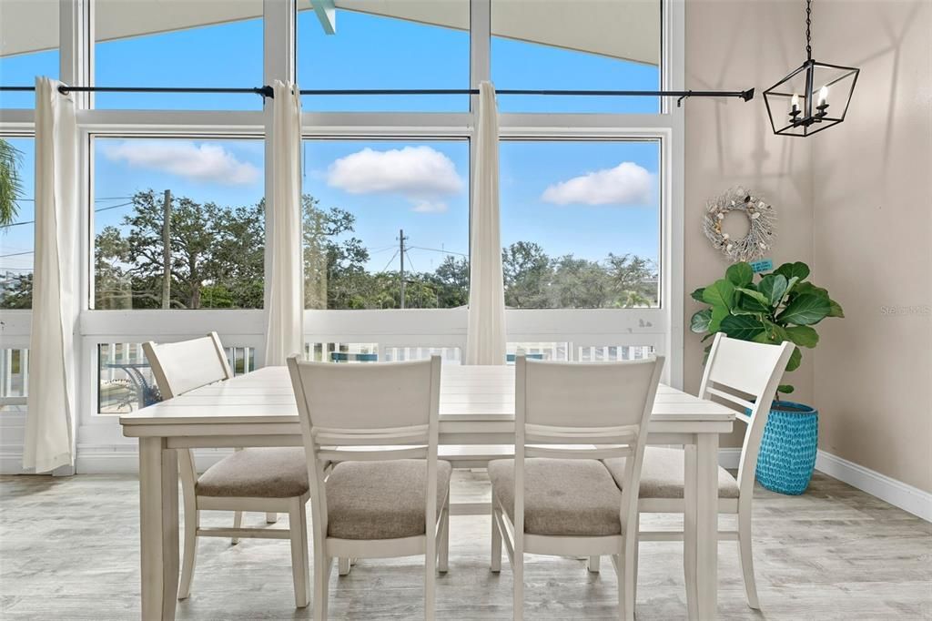 待售: $1,250,000 (3 贝兹, 2 浴室, 1724 平方英尺)