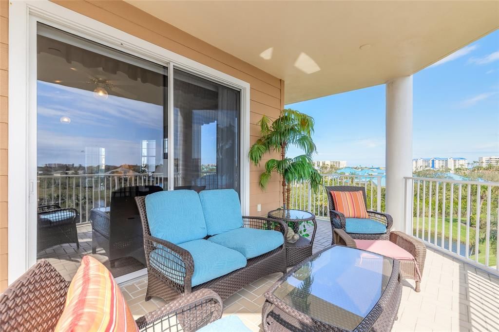 For Sale: $549,000 (3 beds, 3 baths, 1952 Square Feet)