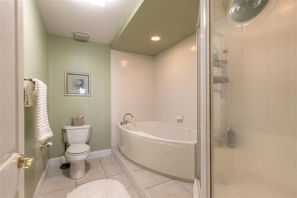 For Sale: $549,000 (3 beds, 3 baths, 1952 Square Feet)