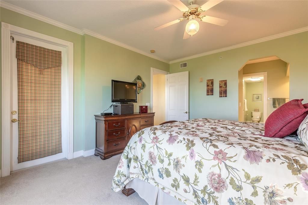 For Sale: $549,000 (3 beds, 3 baths, 1952 Square Feet)