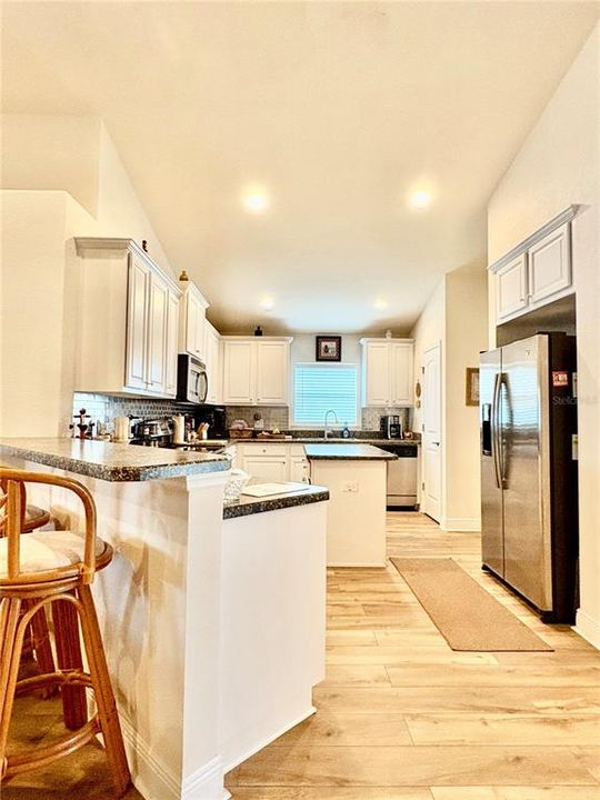 Под контрактом: $339,999 (4 спален, 3 ванн, 2199 Квадратных фут)