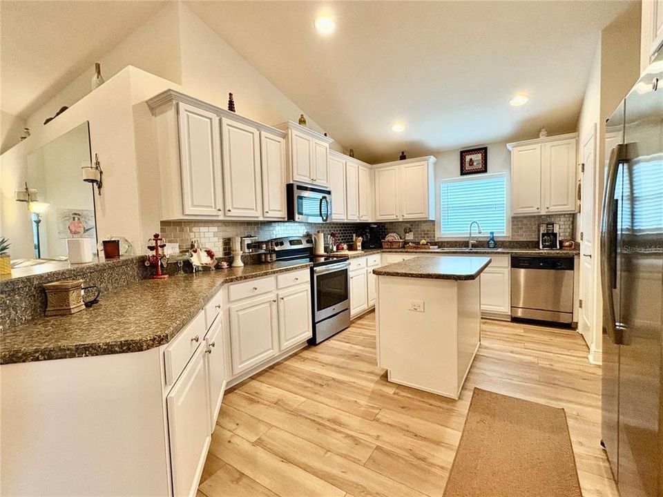 Под контрактом: $339,999 (4 спален, 3 ванн, 2199 Квадратных фут)