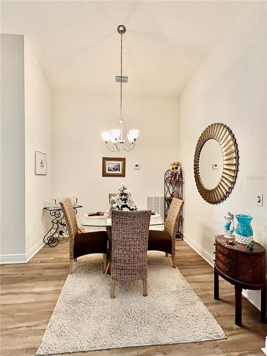 Под контрактом: $339,999 (4 спален, 3 ванн, 2199 Квадратных фут)