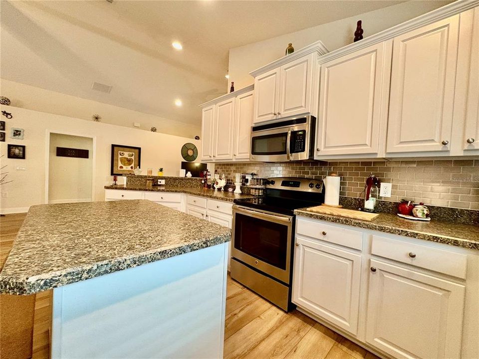 Под контрактом: $339,999 (4 спален, 3 ванн, 2199 Квадратных фут)