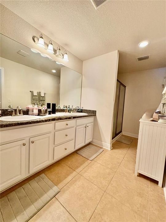 Под контрактом: $339,999 (4 спален, 3 ванн, 2199 Квадратных фут)