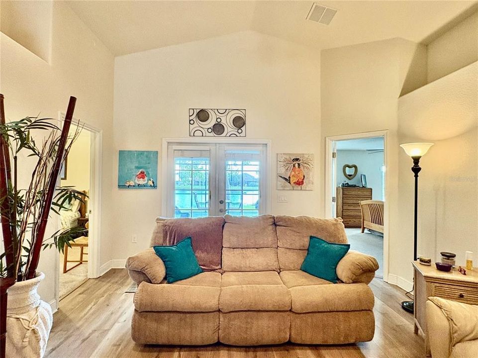 Под контрактом: $339,999 (4 спален, 3 ванн, 2199 Квадратных фут)