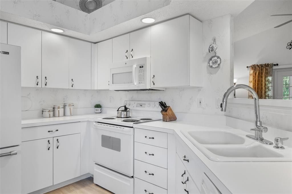 Под контрактом: $320,000 (2 спален, 2 ванн, 1200 Квадратных фут)