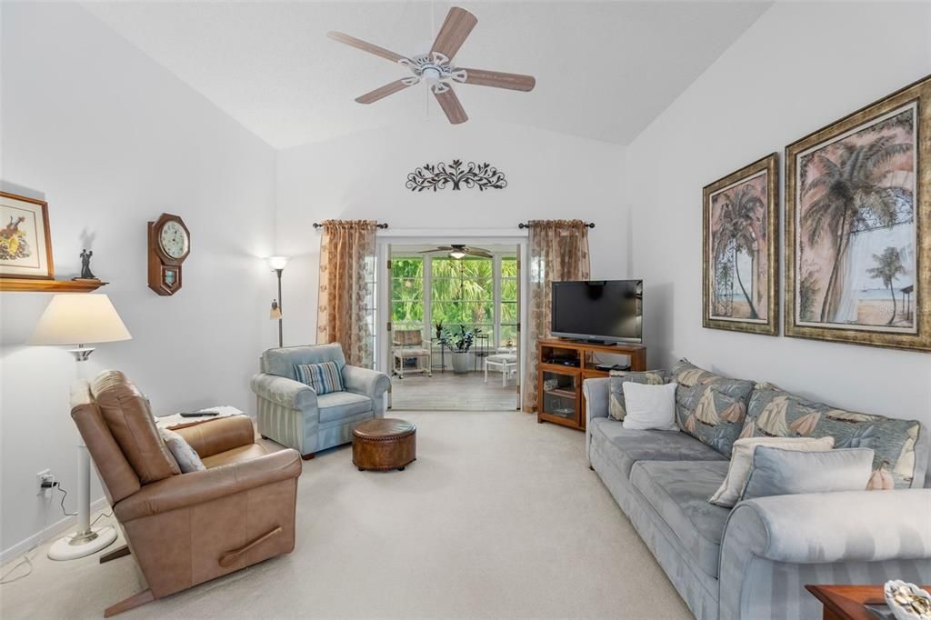 Под контрактом: $320,000 (2 спален, 2 ванн, 1200 Квадратных фут)