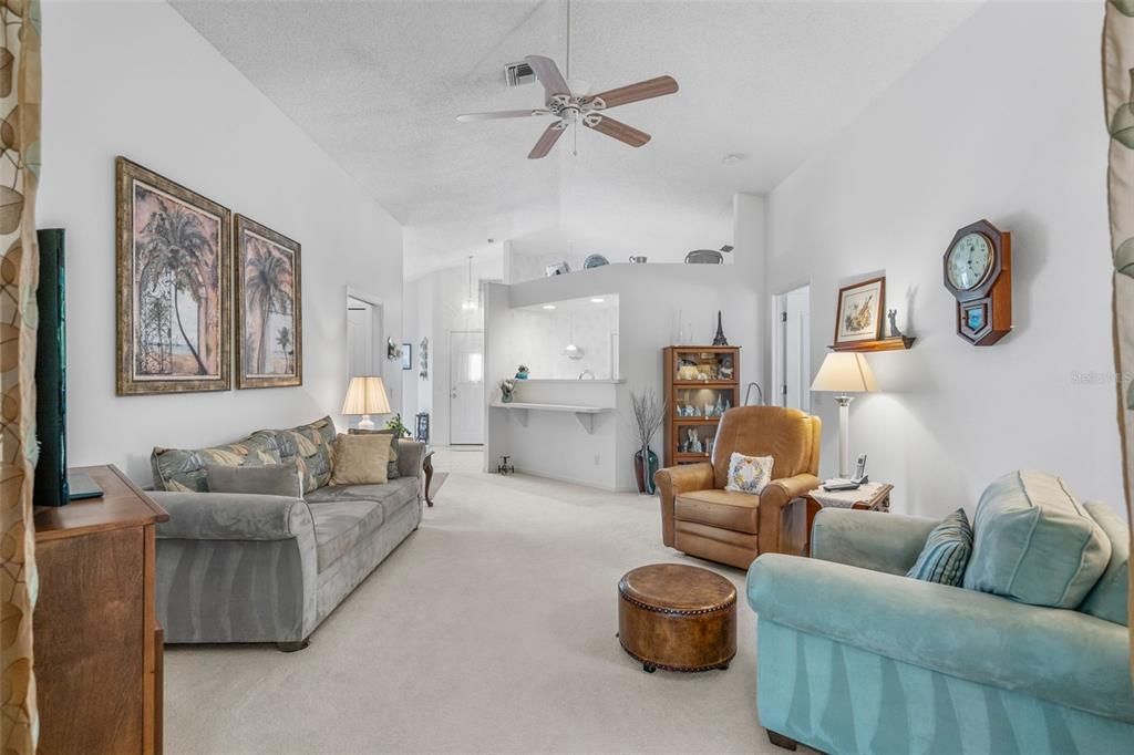 Под контрактом: $320,000 (2 спален, 2 ванн, 1200 Квадратных фут)