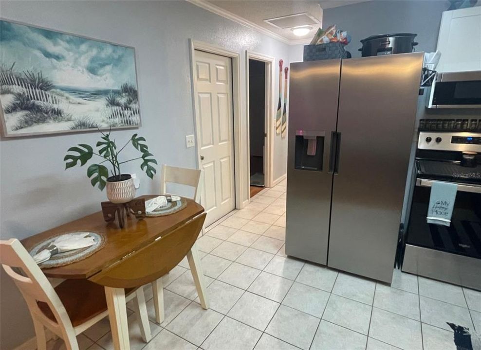 For Sale: $173,000 (2 beds, 1 baths, 708 Square Feet)