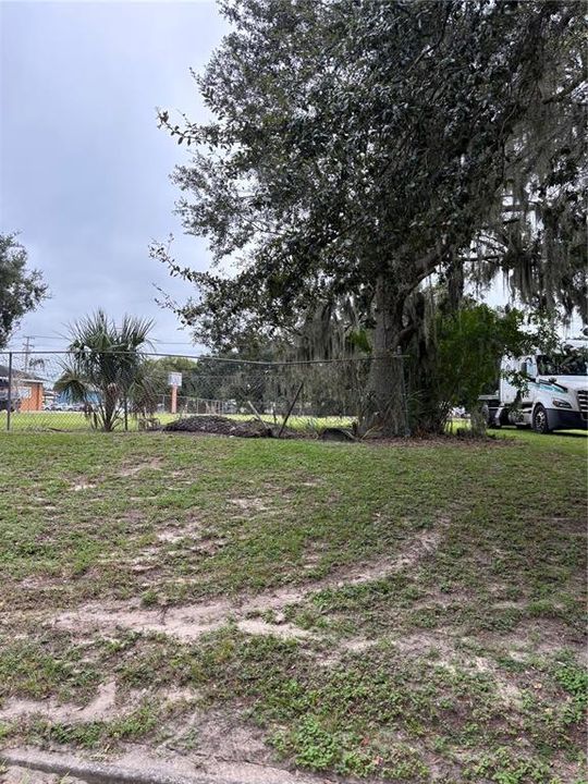 На продажу: $850,000 (0.61 acres)