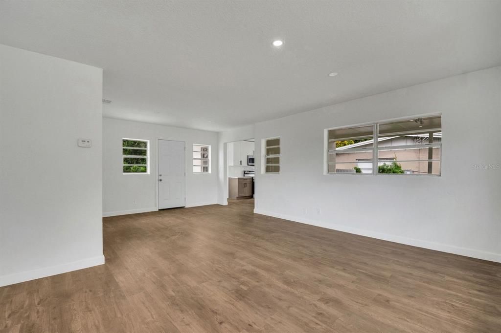 Activo con contrato: $275,000 (3 camas, 1 baños, 1136 Pies cuadrados)