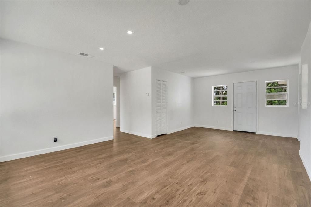 Activo con contrato: $275,000 (3 camas, 1 baños, 1136 Pies cuadrados)