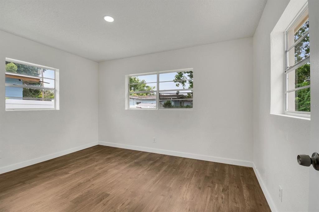 Activo con contrato: $275,000 (3 camas, 1 baños, 1136 Pies cuadrados)