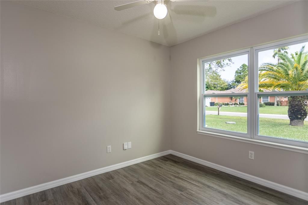 合同活跃: $269,875 (3 贝兹, 2 浴室, 1274 平方英尺)