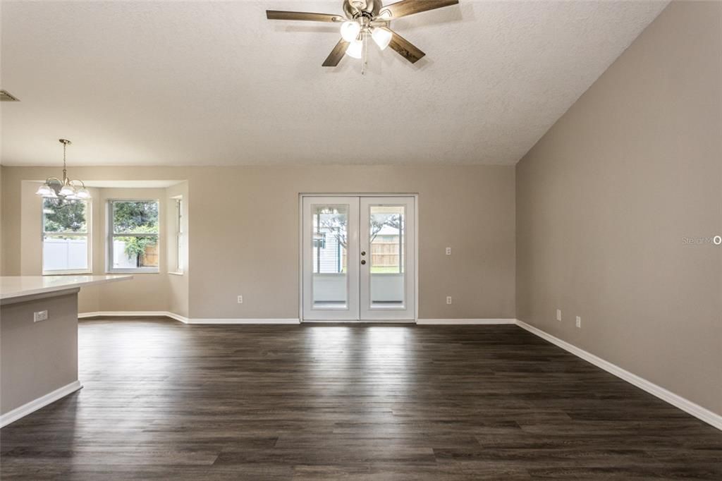 合同活跃: $269,875 (3 贝兹, 2 浴室, 1274 平方英尺)