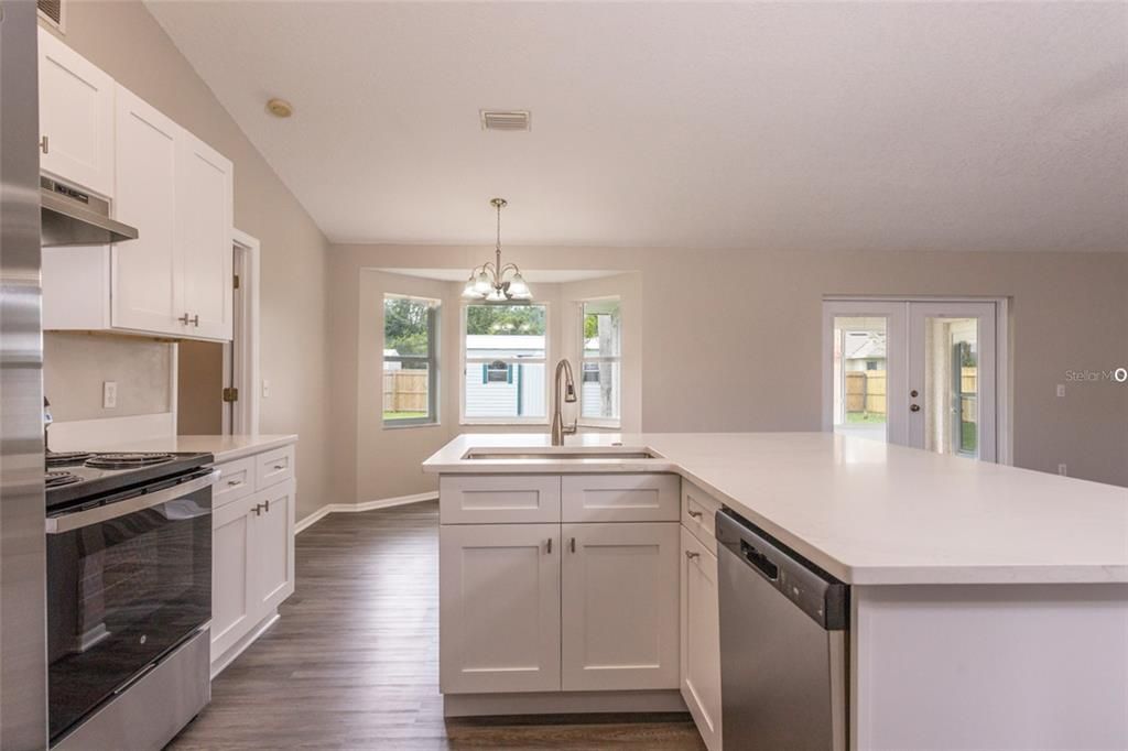 合同活跃: $269,875 (3 贝兹, 2 浴室, 1274 平方英尺)