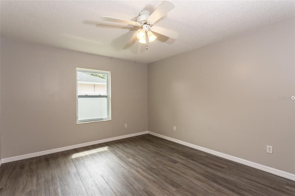 合同活跃: $269,875 (3 贝兹, 2 浴室, 1274 平方英尺)