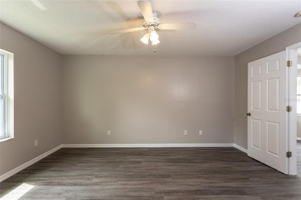 合同活跃: $269,875 (3 贝兹, 2 浴室, 1274 平方英尺)