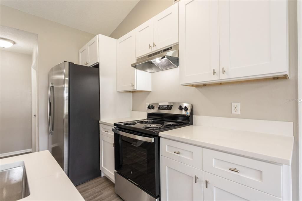 合同活跃: $269,875 (3 贝兹, 2 浴室, 1274 平方英尺)