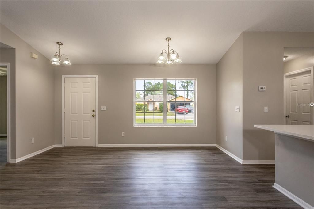 合同活跃: $269,875 (3 贝兹, 2 浴室, 1274 平方英尺)