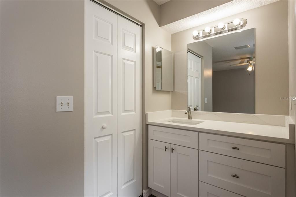 合同活跃: $269,875 (3 贝兹, 2 浴室, 1274 平方英尺)