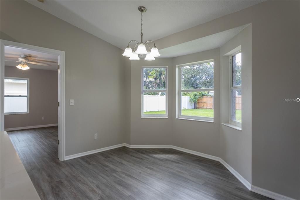 合同活跃: $269,875 (3 贝兹, 2 浴室, 1274 平方英尺)