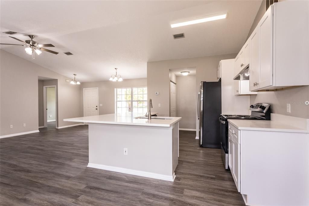 合同活跃: $269,875 (3 贝兹, 2 浴室, 1274 平方英尺)