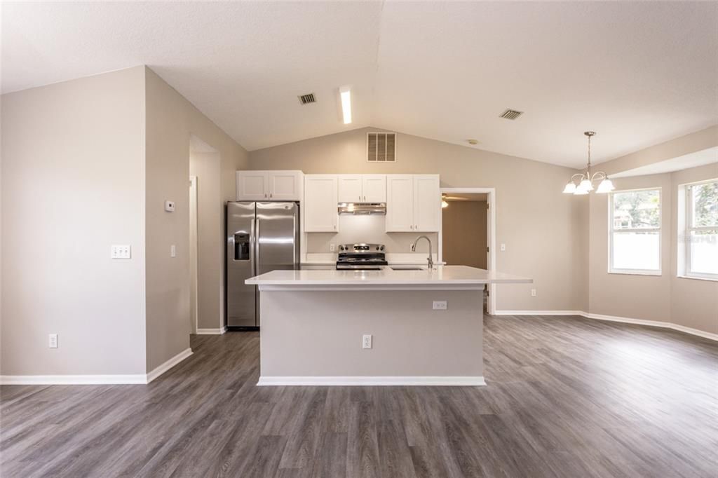 合同活跃: $269,875 (3 贝兹, 2 浴室, 1274 平方英尺)