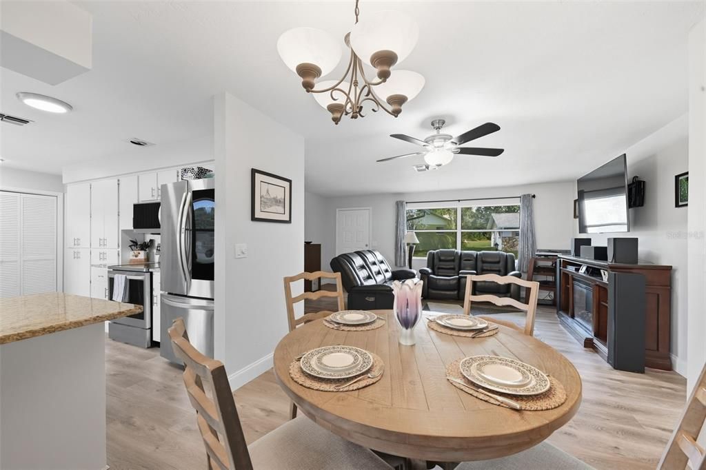 合同活跃: $219,900 (2 贝兹, 1 浴室, 1170 平方英尺)