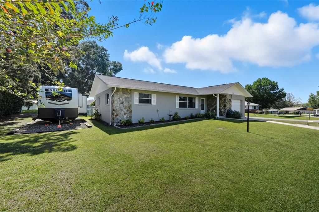 合同活跃: $219,900 (2 贝兹, 1 浴室, 1170 平方英尺)