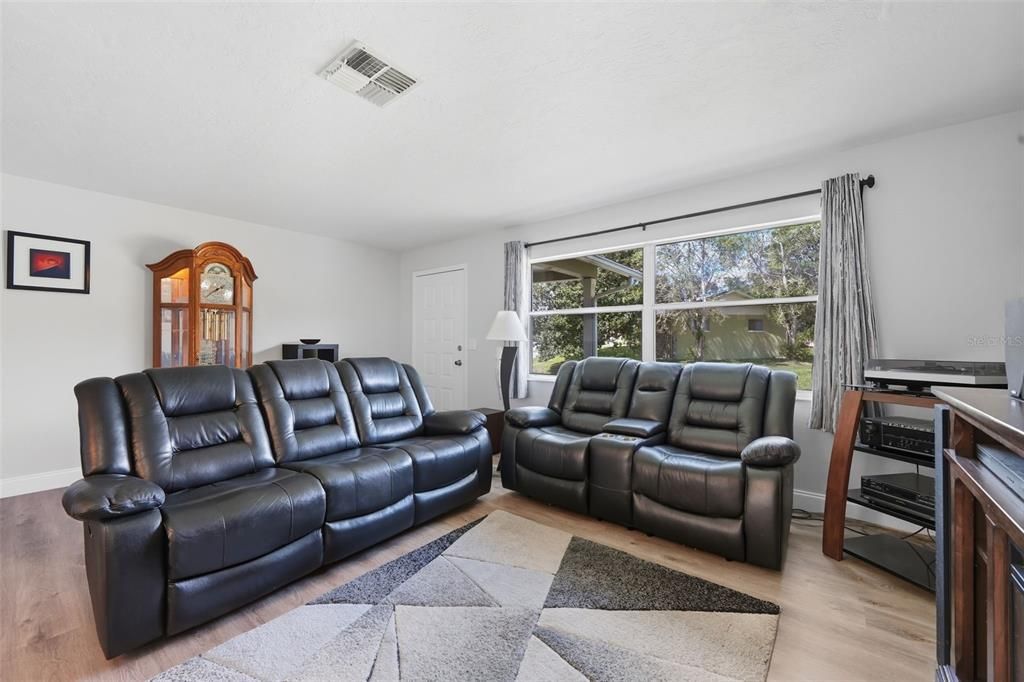 合同活跃: $219,900 (2 贝兹, 1 浴室, 1170 平方英尺)