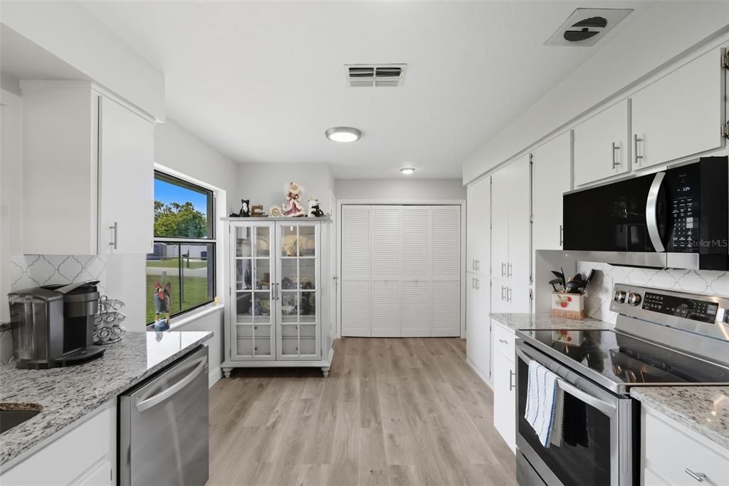 合同活跃: $219,900 (2 贝兹, 1 浴室, 1170 平方英尺)