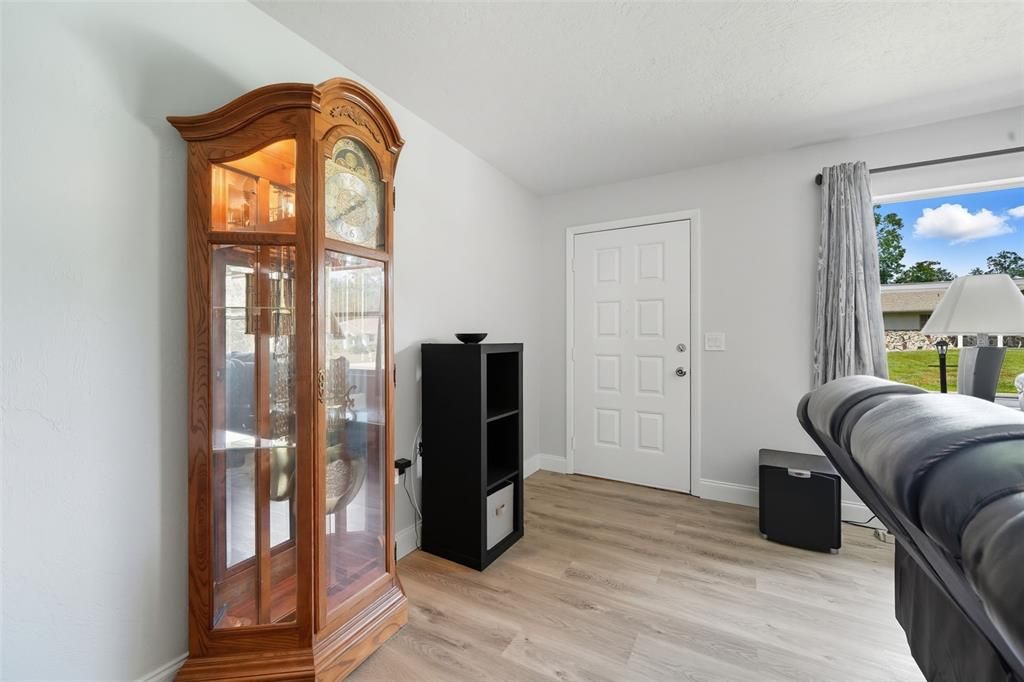 合同活跃: $219,900 (2 贝兹, 1 浴室, 1170 平方英尺)