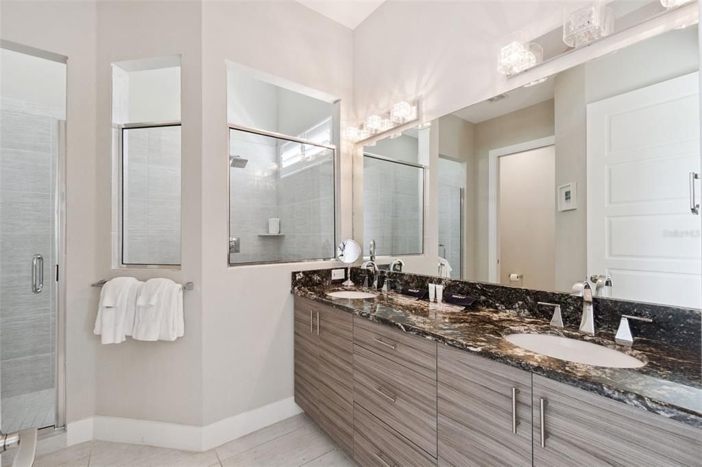 合同活跃: $975,000 (5 贝兹, 5 浴室, 3377 平方英尺)