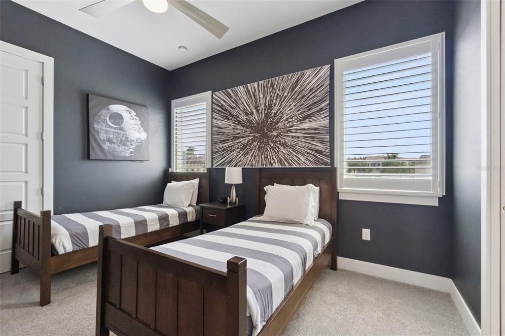 合同活跃: $975,000 (5 贝兹, 5 浴室, 3377 平方英尺)