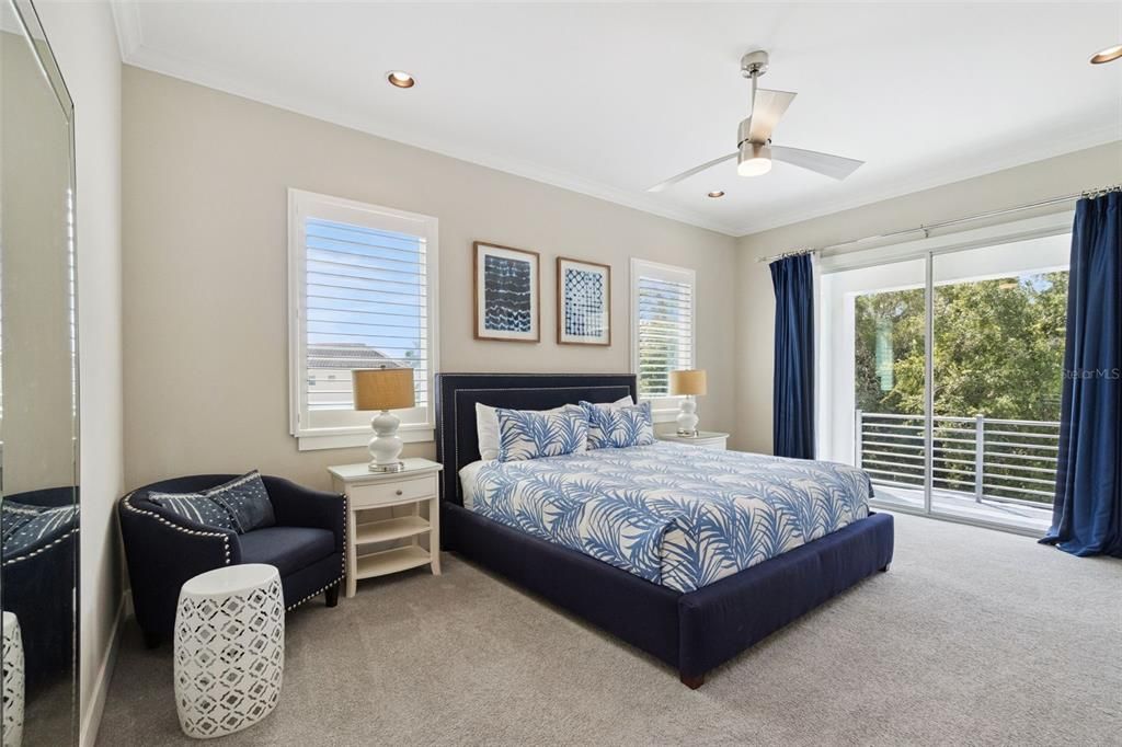 合同活跃: $975,000 (5 贝兹, 5 浴室, 3377 平方英尺)